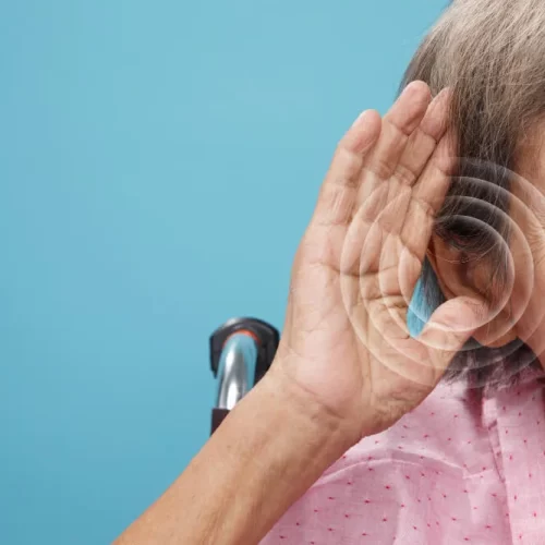 front-view-old-woman-experiencing-hearing-issues (1)